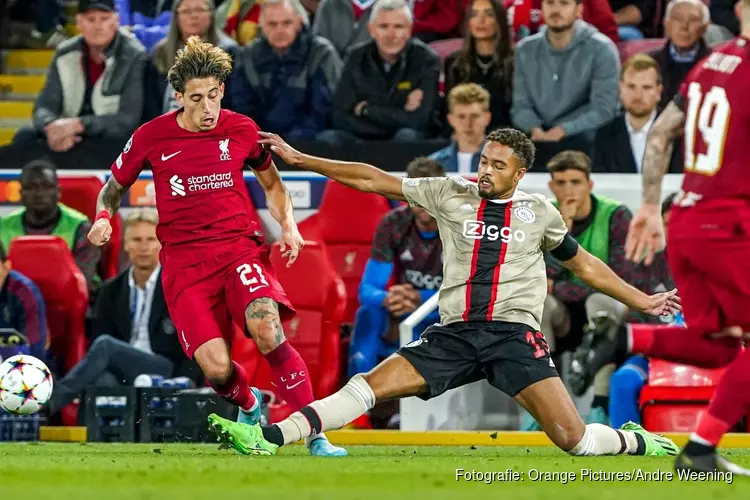 Ajax in slotfase onderuit in Liverpool