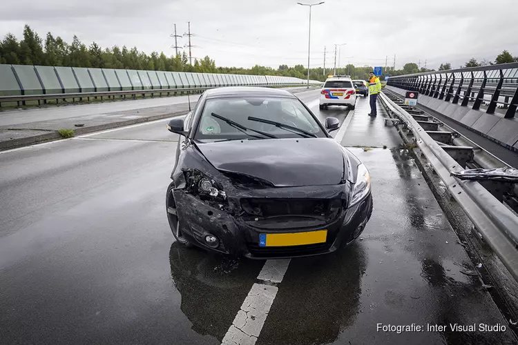 Auto gecrasht op de Drie Merenweg (N205) bij de Cruquius