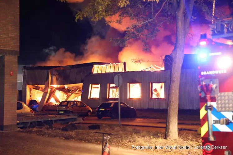 Grote brand verwoest opslag elektronicazaak in Zwanenburg