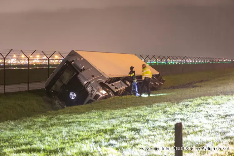 Vrachtwagen half in de sloot langs A5