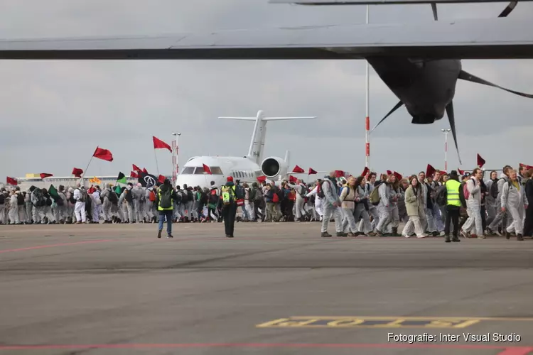 Activisten breken in op Schiphol, zeker honderd aanhoudingen