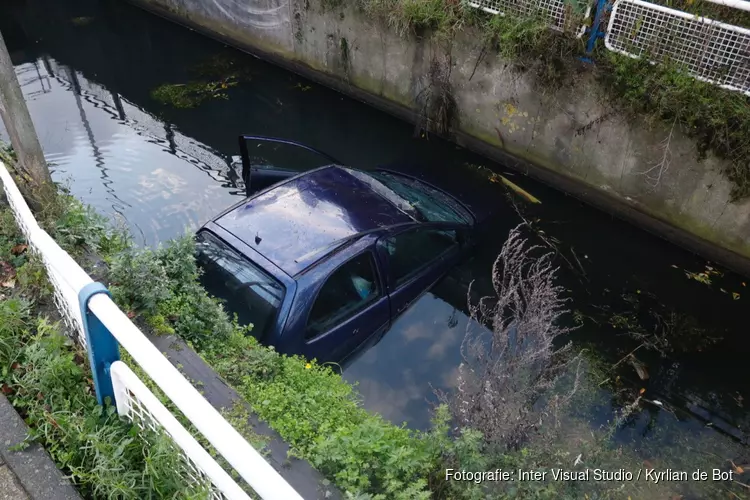 Auto te water bij pompstation in Rozenburg