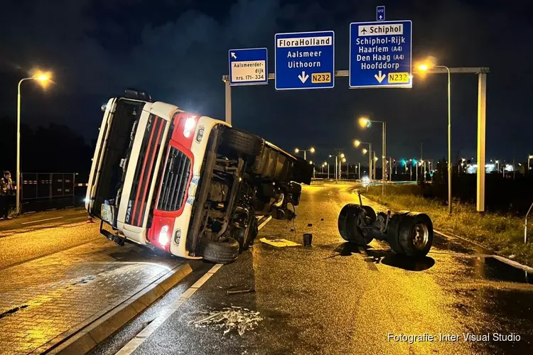 Ravage in Oude Meer, vrachtwagen crasht