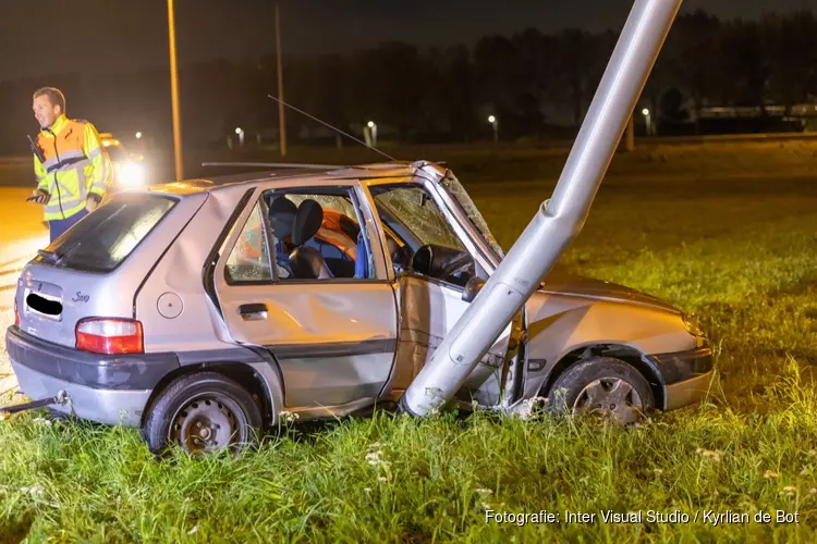 Automobilist rijdt tegen lantaarnpaal langs A4 bij Hoofddorp