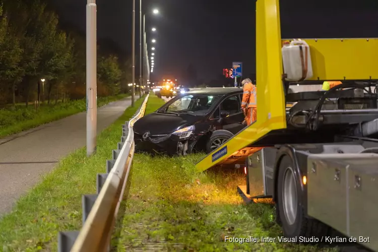 Auto tegen betonnen muurtje gereden in Halfweg