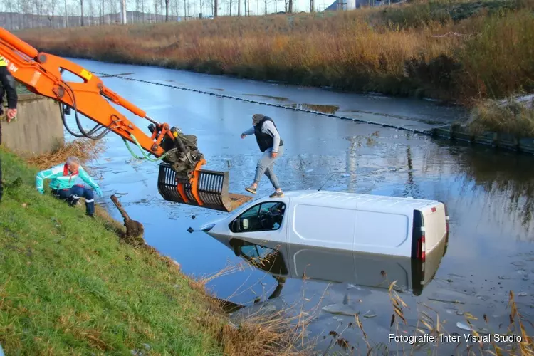 Te water geraakte bestuurder klimt op zijn bestelbus in Spaarndam