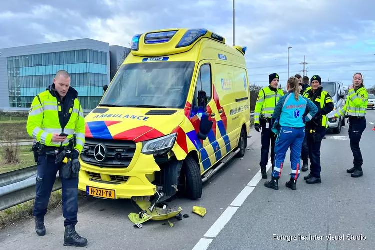 Ambulance betrokken bij aanrijding in Halfweg