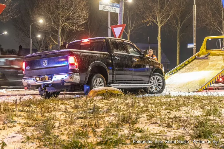 Gladheid: Pick-up truck ramt paal