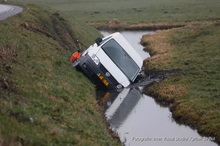 Auto te water in Haarlemmerliede, bestuurder ongedeerd