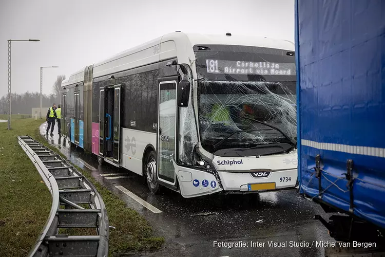 Bus achterop vrachtwagen op de Fokkerweg bij Oude Meer