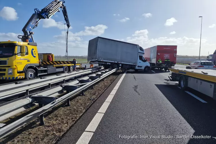 Windstoten: Bakwagen waait vangrail op A9 bij Vijfhuizen