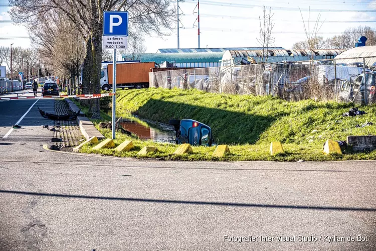 Auto te water na botsing met motorfiets