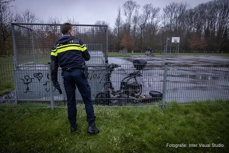 Brommer in brand gestoken bij de skatebaan in Zwanenburg