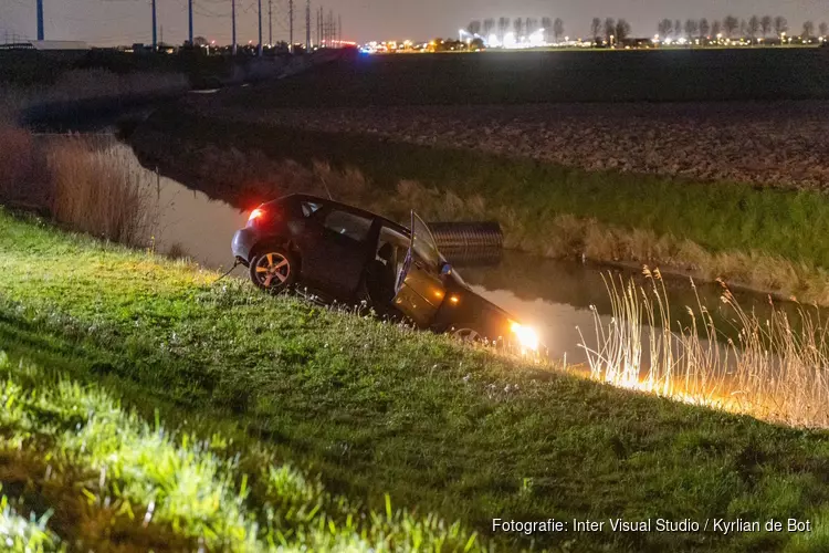 Auto te water gereden in Nieuw-Vennep