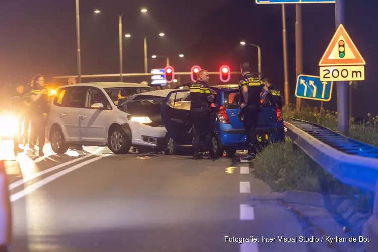 Twee auto`s botsen frontaal in Lijnden, automobilist aangehouden