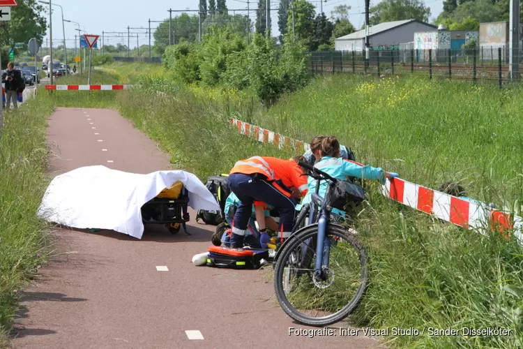 Fietser ernstig gewond aangetroffen op fietspad Halfweg