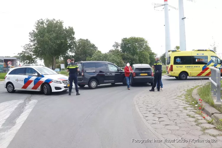 Bestelbus en auto botsen in Vijfhuizen