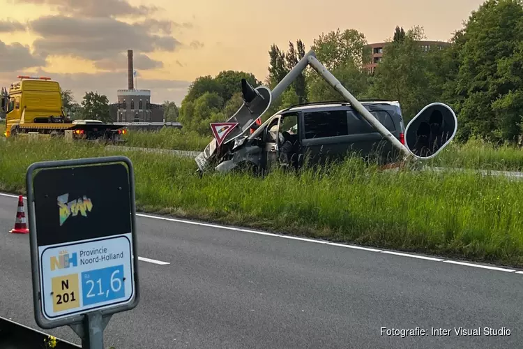 Busje rijdt paal uit de gornd op N201