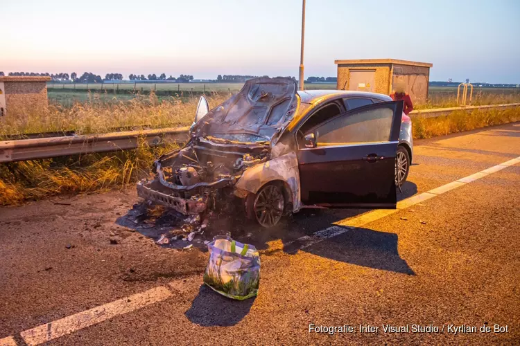 Auto vliegt in brand op A4