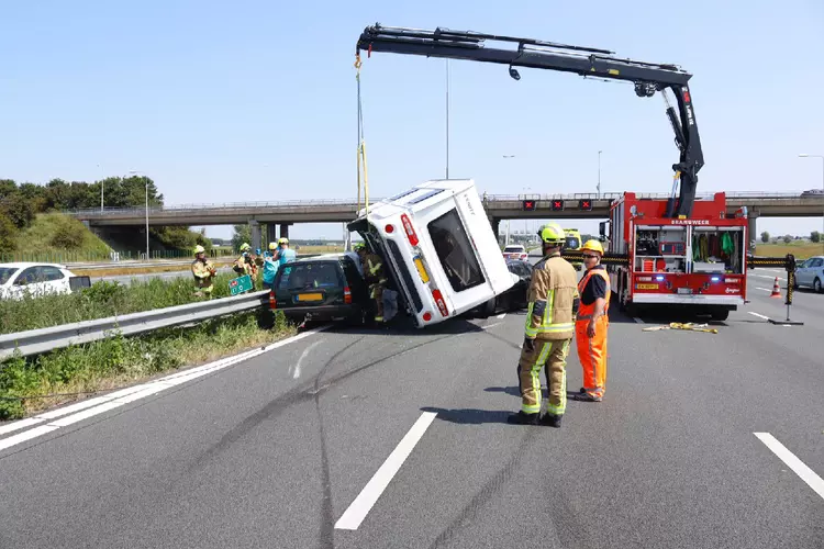 Auto met caravan geschaard op A9