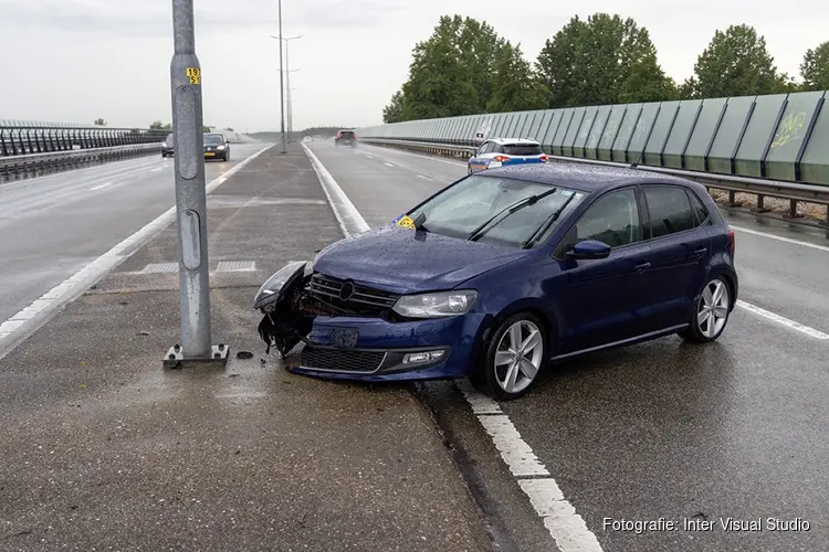 Automobilist tegen lantaarnpaal op de Drie Merenweg (N205)