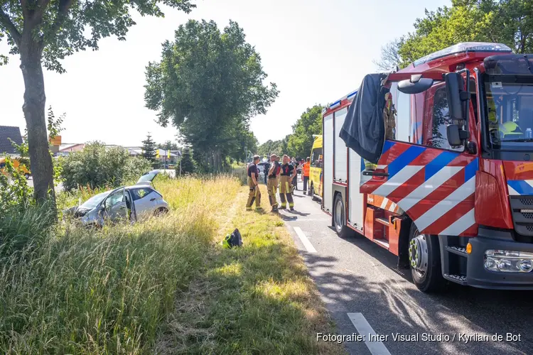 Auto tegen boom gereden in Vijfhuizen