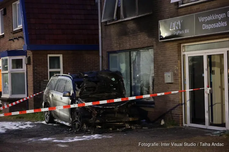 Schade aan bedrijfspand na autobrand in Zwanenburg