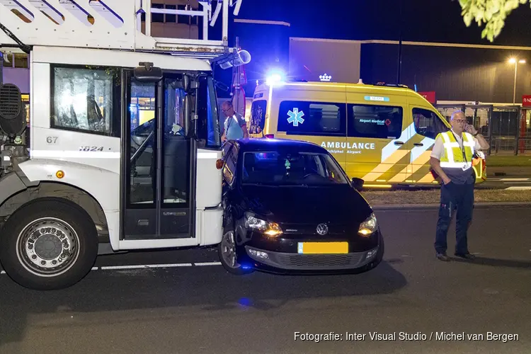 Personenwagen in botsing met vrachtwagen op Schiphol