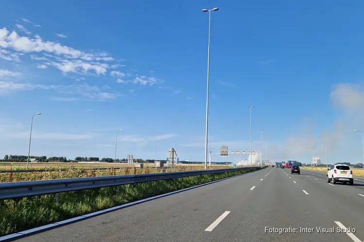 Auto vat vlam op de A4, weg tijdelijk afgesloten