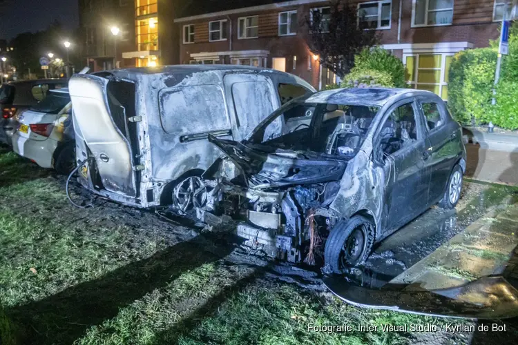 Vermoedelijke brandstichting, drie auto`s beschadigd