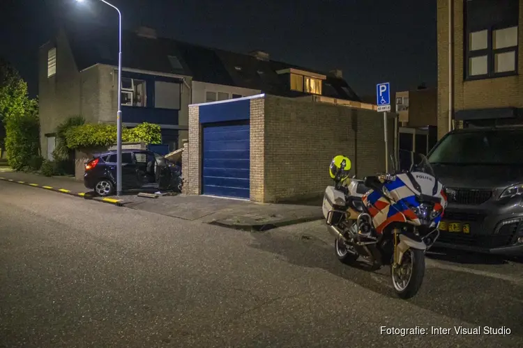 Auto rijdt achtertuin in aan Lemmenburg in Hoofddorp