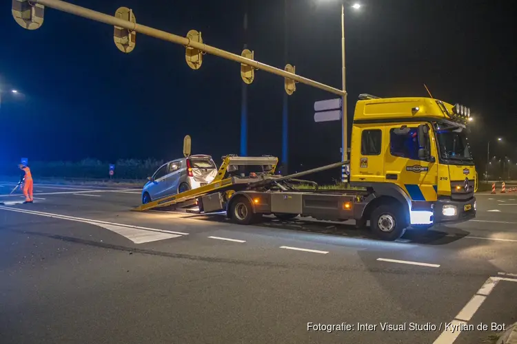 Automobilist rijdt weg na ongeval voor stoplicht in Vijfhuizen