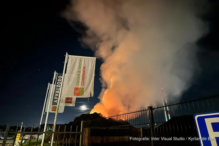 Brand bij afvalverwerkingsbedrijf in Vijfhuizen