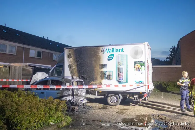 Autobrand in Hoofddorp, ook bakwagen beschadigd