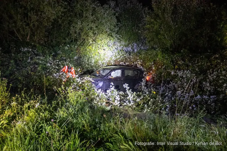 Auto over de kop in Cruquius