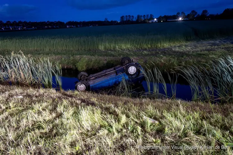 Auto belandt ondersteboven in het water in Cruquius