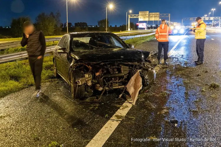 Taxi tegen vangrail gebotst op A4 bij Hoofddorp