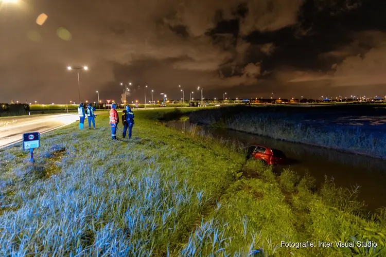 Auto te water gereden in Zwaanshoek