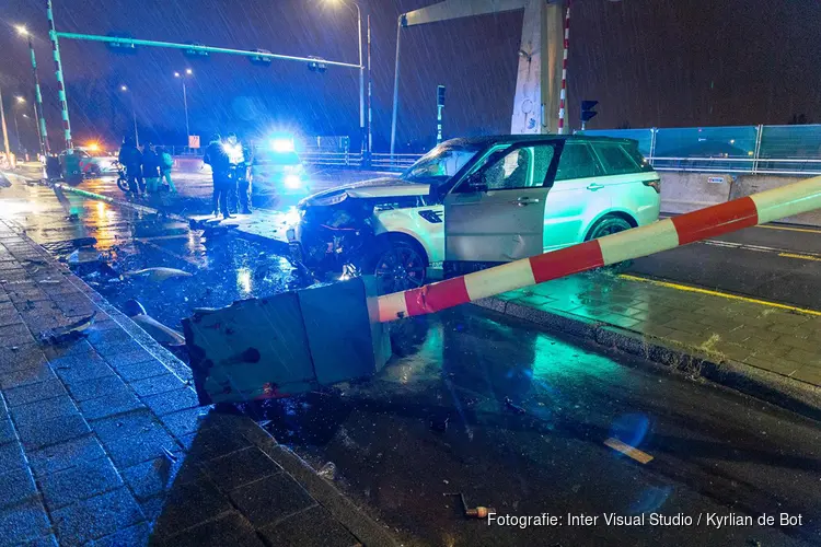 Automobilist gecrasht op Ringvaartbrug in Cruquius