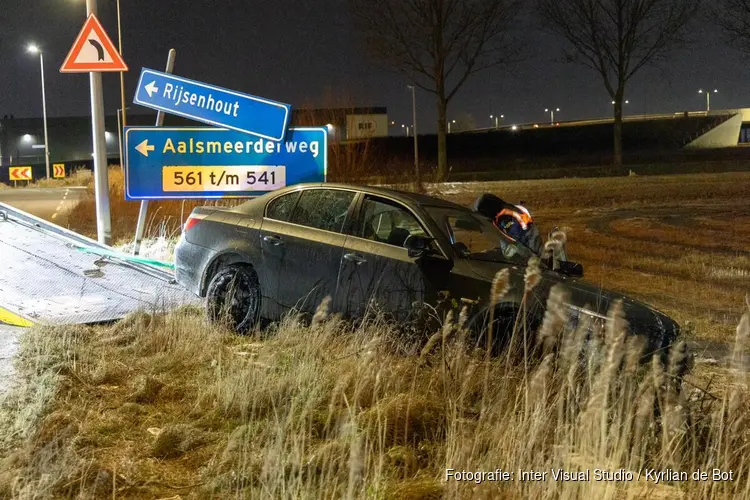 Auto raakt van de weg in Rozenburg