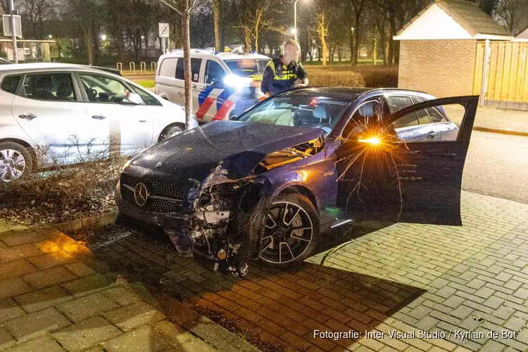 Auto tegen woning in Zwanenburg, bestuurster vlucht en is aangehouden