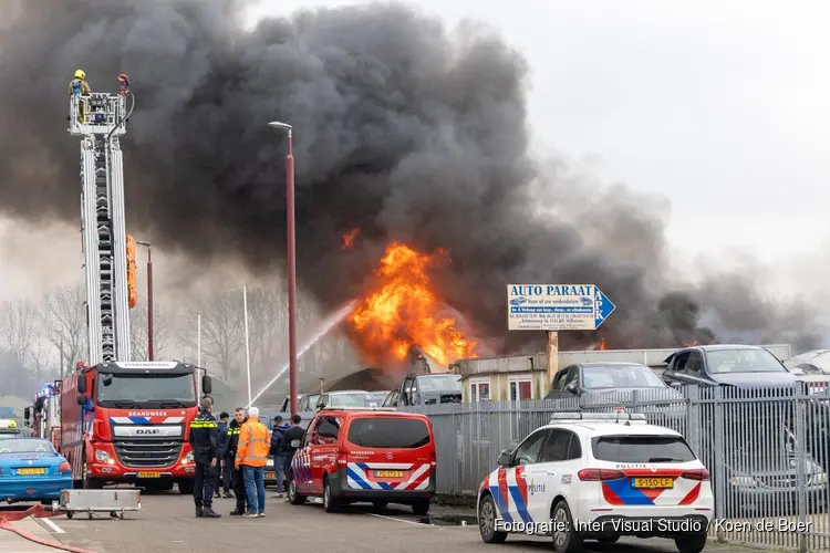 Uitslaande brand op bedrijventrrein in Vijfhuizen