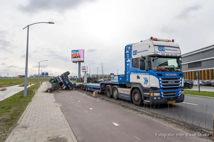 Verreiker valt van oprijwagen in Hoofddorp, bestuurder gewond