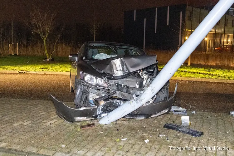 Automobilist gewond bij aanrijding tegen paal op de Eurolaan in Nieuw-Vennep