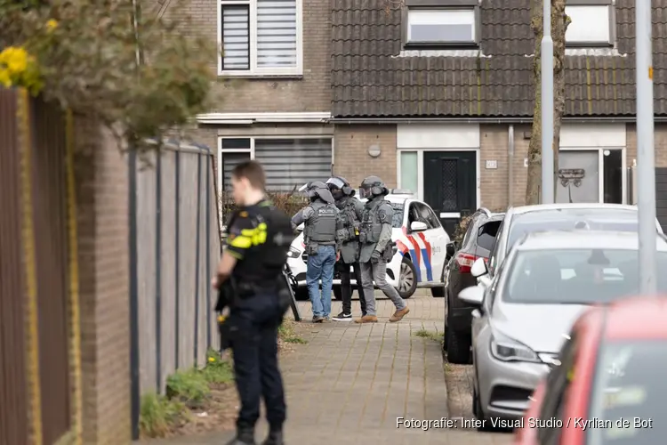 Politie langdurig op zoek naar mogelijk gewapende man in Hoofddorp