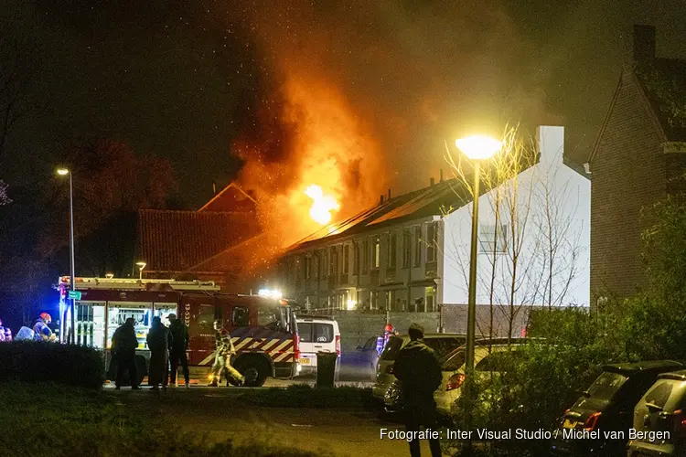 Gewonde bij grote woningbrand aan de Plesmanlaan in Uithoorn