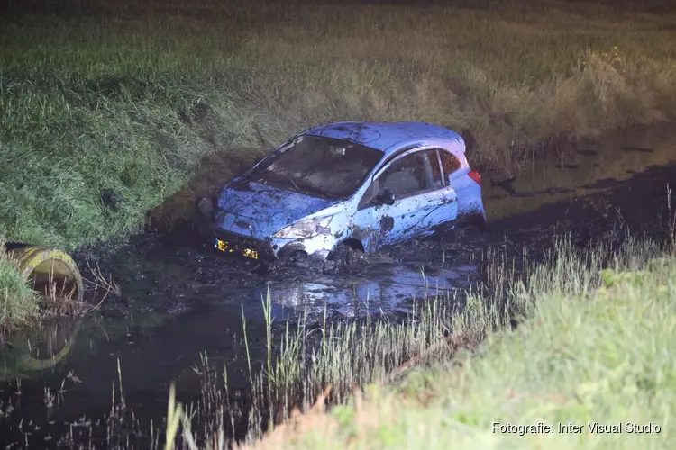 Auto raakt te water in Nieuw-Vennep