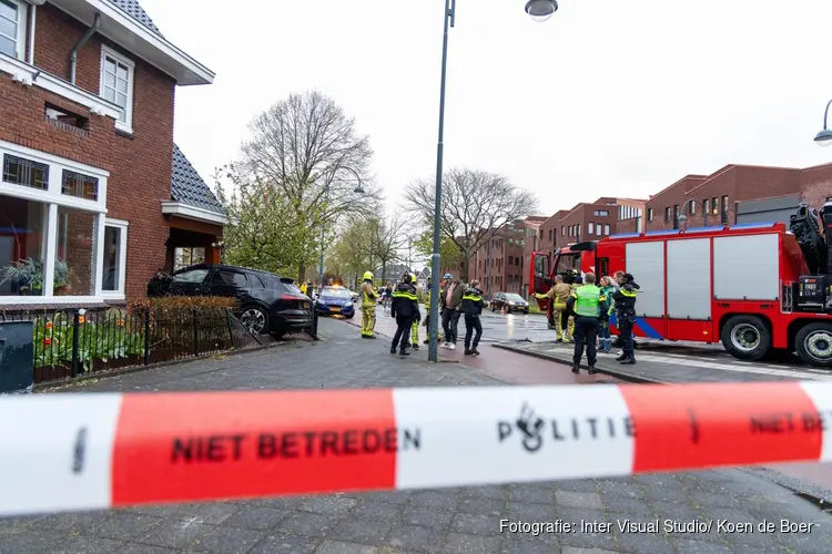 Auto van 93.000 euro beland na botsing in gevel van woning in Heemstede