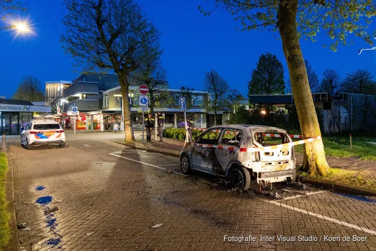 Auto uitgebrand vlakbij winkelcentrum in Nieuw-Vennep