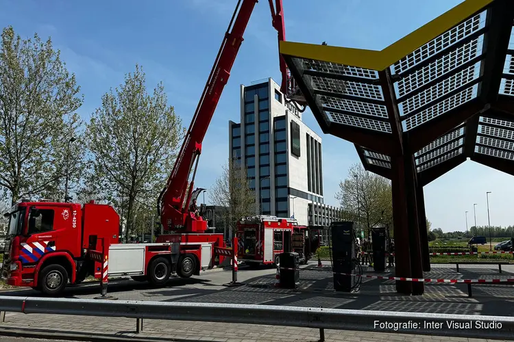 Brandweer onderzoekt zonnepanelen bij brugrestaurant over de A4 Hoofddorp